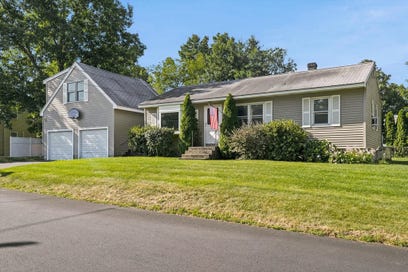 16 Edgelawn Ave Chelmsford MA 01863