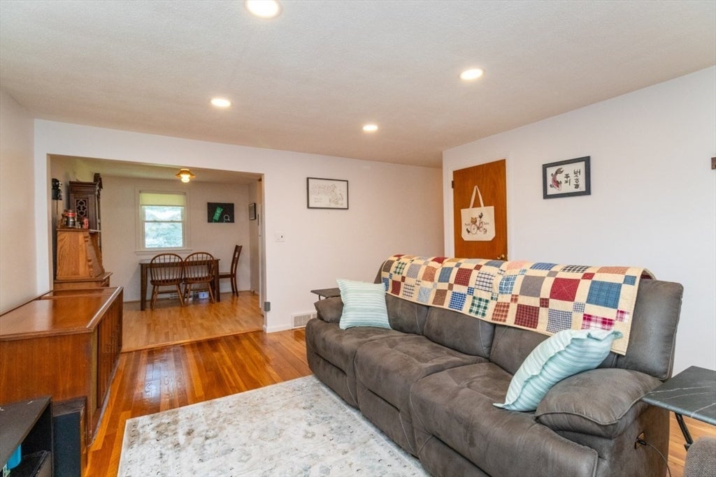 96 Crestwood Ln, Marlborough, MA Photo #4