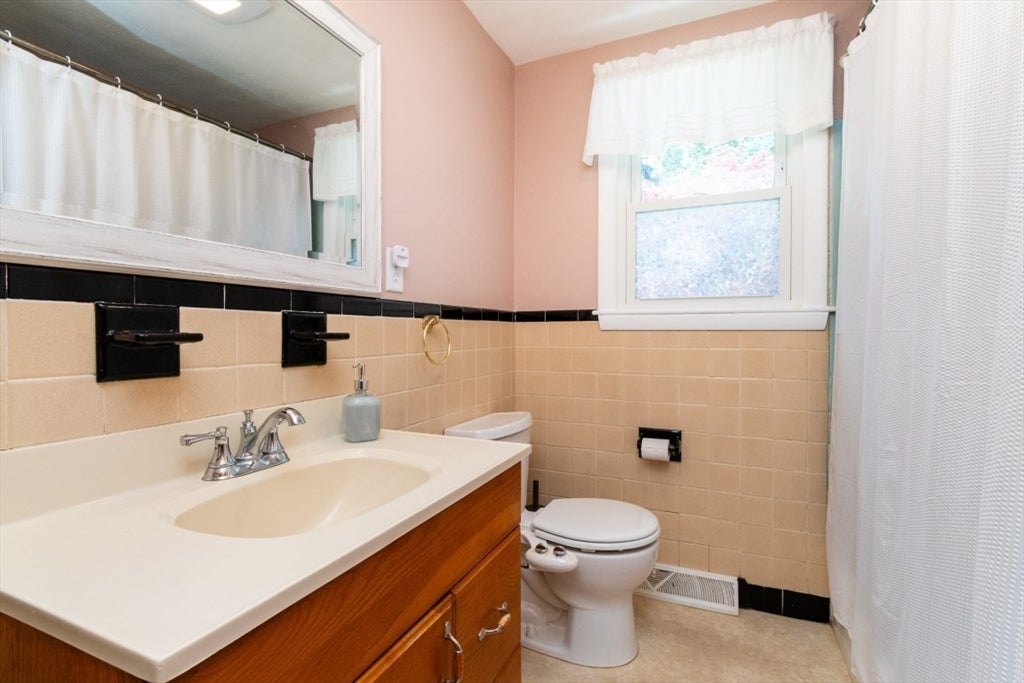 96 Crestwood Ln, Marlborough, MA Photo #16