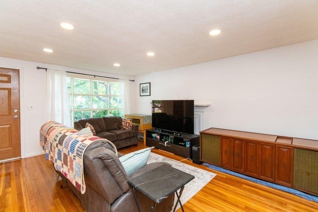 96 Crestwood Ln, Marlborough, MA Photo #5