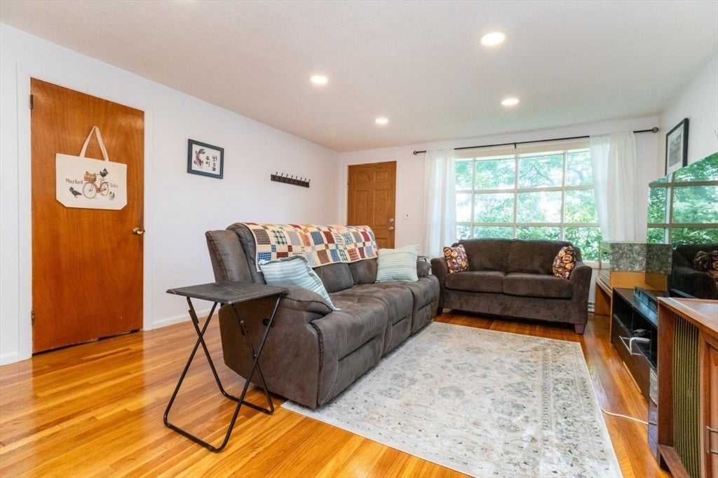 96 Crestwood Ln, Marlborough, MA Photo #3