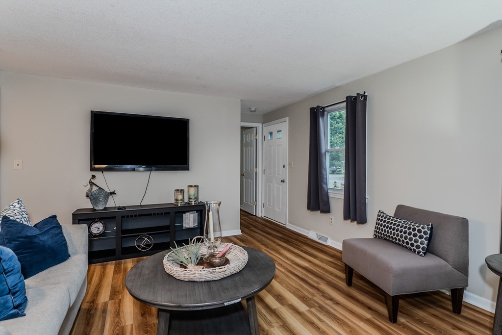 43 Elaine Dr