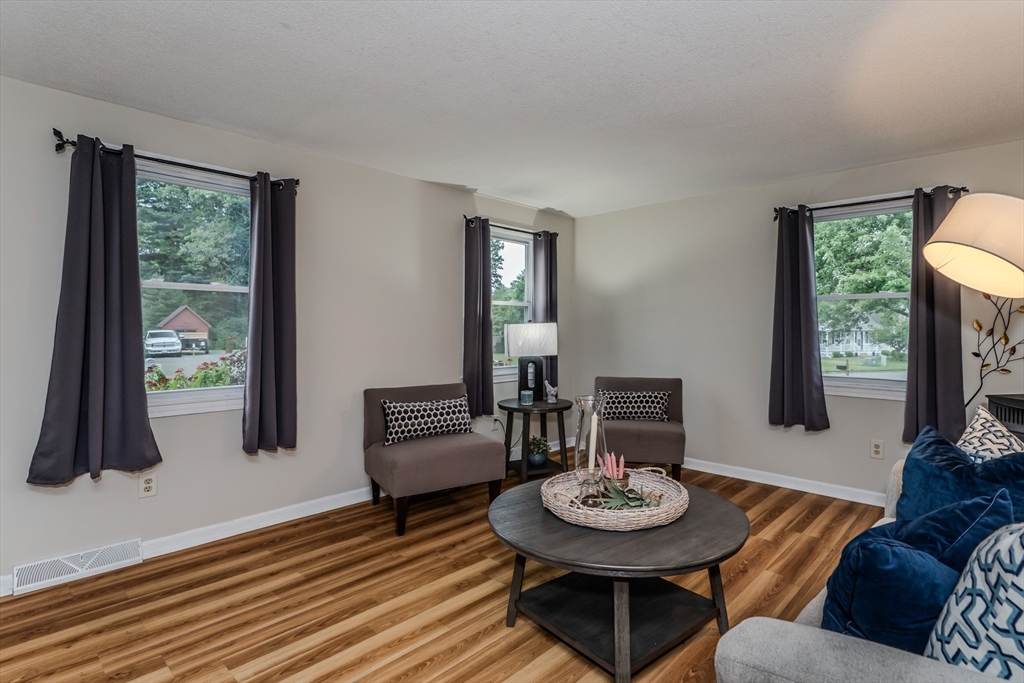 43 Elaine Dr