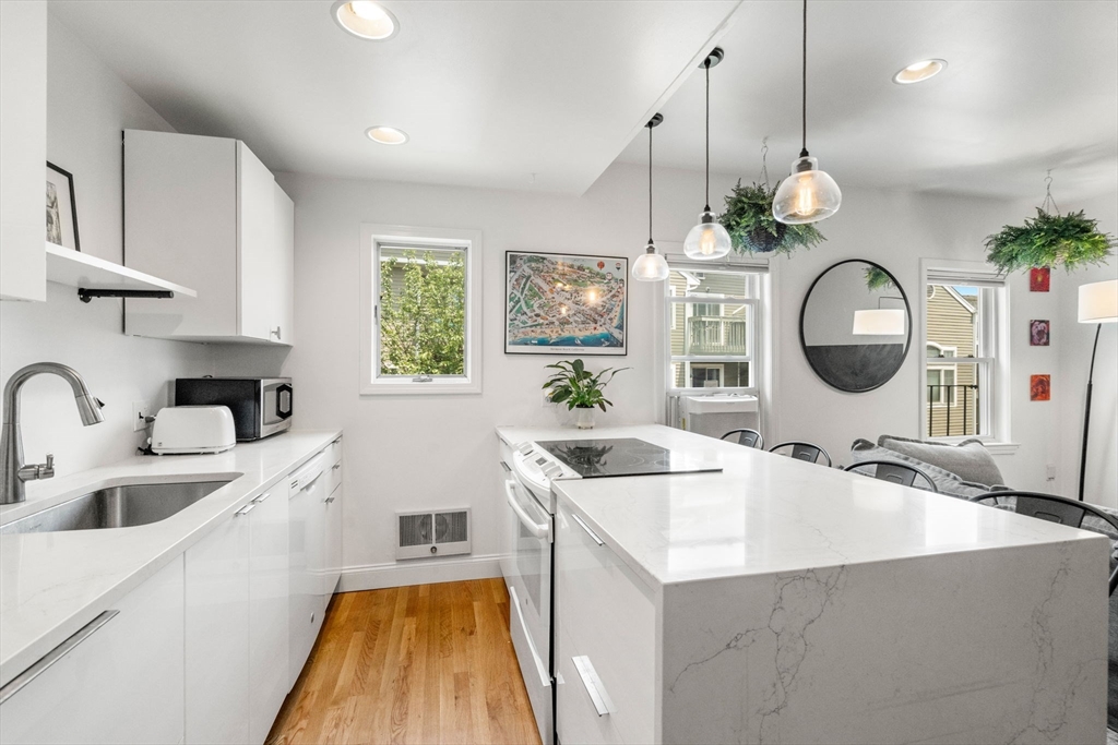 122 W 9th St 2