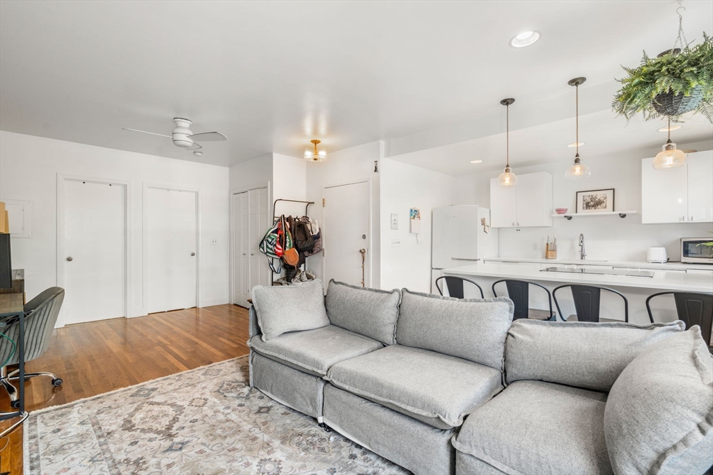 122 W 9th St 2