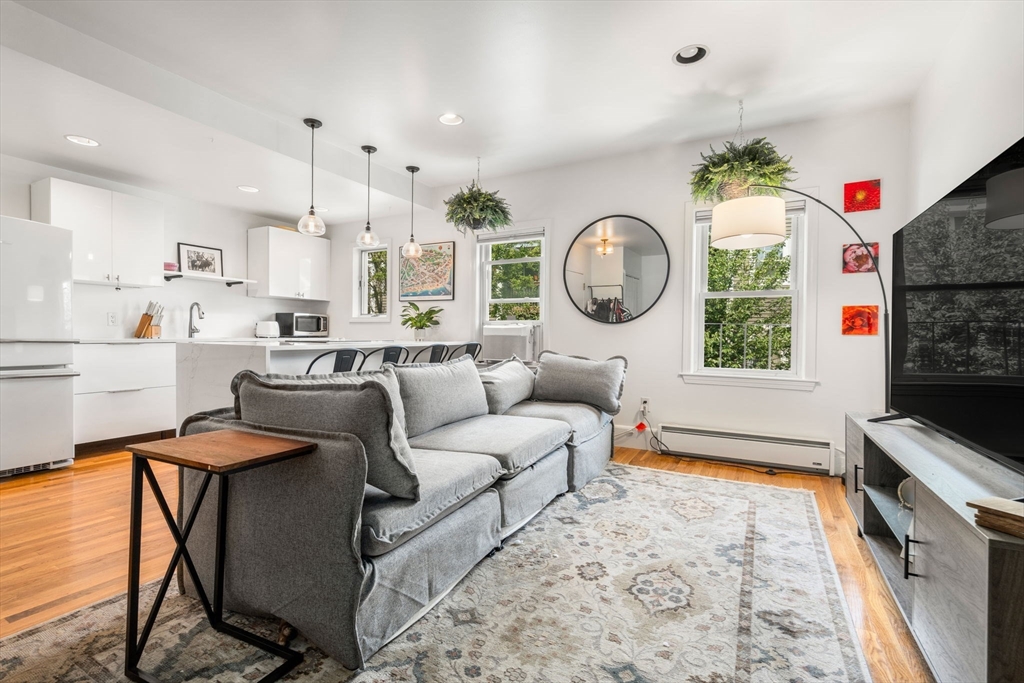 122 W 9th St 2