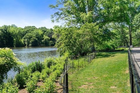 Condominium in Brookline MA 33 Pond Ave 8.jpg