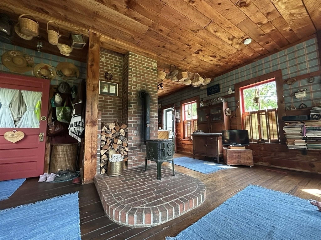 295 Old Post Rd