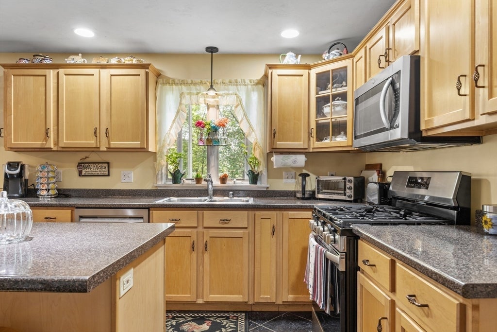 37 Malbone St, Lakeville, MA Photo #11