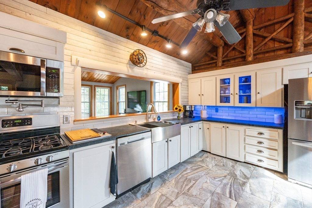 Freetown, Massachusetts 02702, United States, 3 Bedrooms Bedrooms, ,2 BathroomsBathrooms,Residential,Active,219686