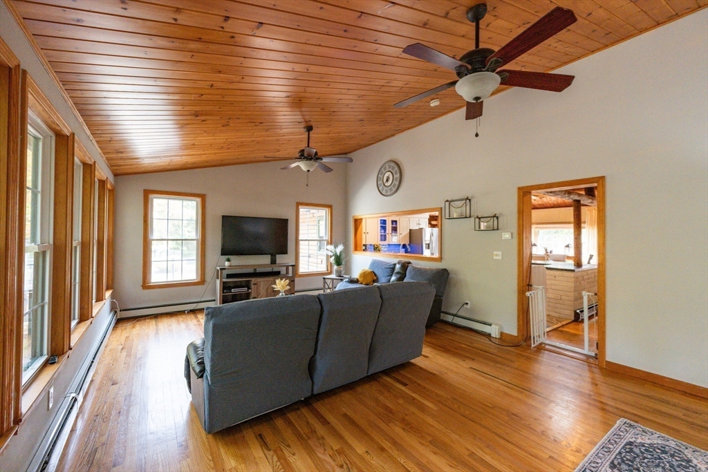 Freetown, Massachusetts 02702, United States, 3 Bedrooms Bedrooms, ,2 BathroomsBathrooms,Residential,Active,219686