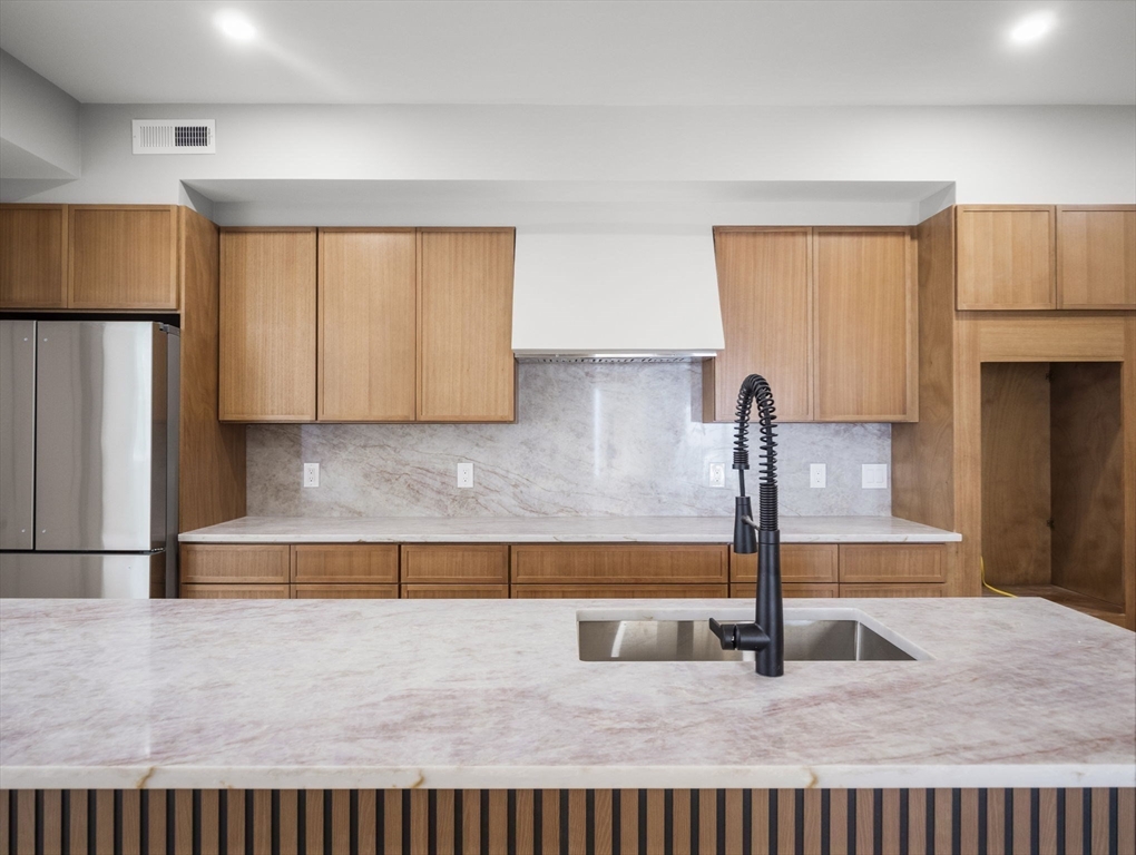 106-108 Bunker Hill St 2P