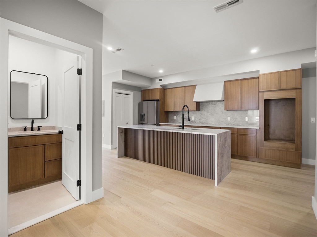 106-108 Bunker Hill St 2P