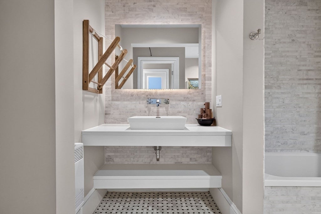 14 Hereford ST #1, Boston, MA Photo #13