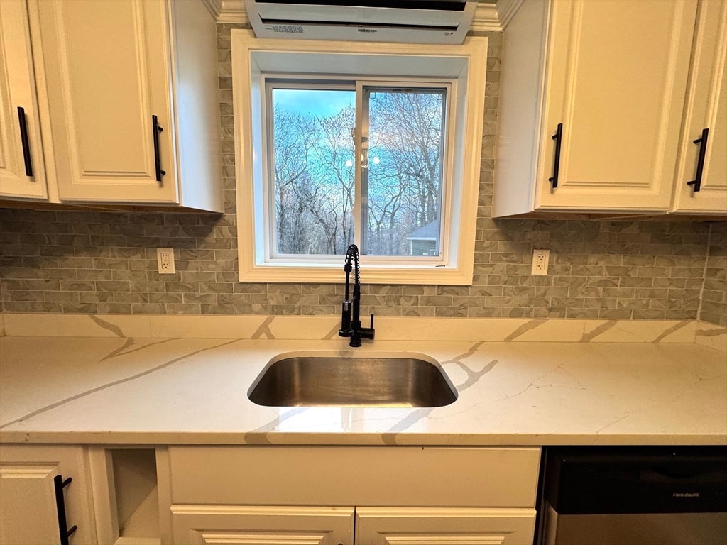 9 Idalla Ave, Worcester, MA Photo #4