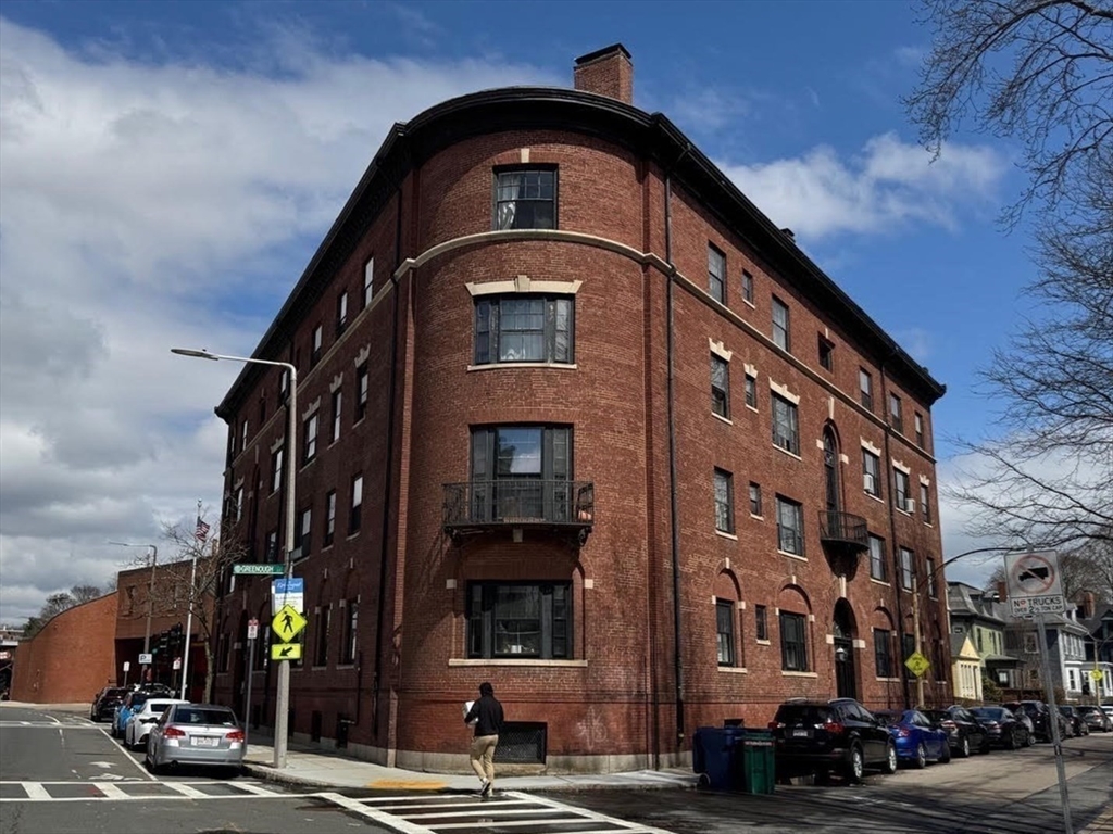754 Centre St 14