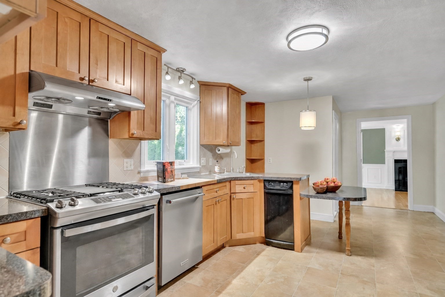 8 Barry Dr, Framingham, MA Photo #9