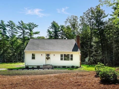 Photo of 8 Tabor Ln, Rochester, MA 02770 (MLS # 73572441)