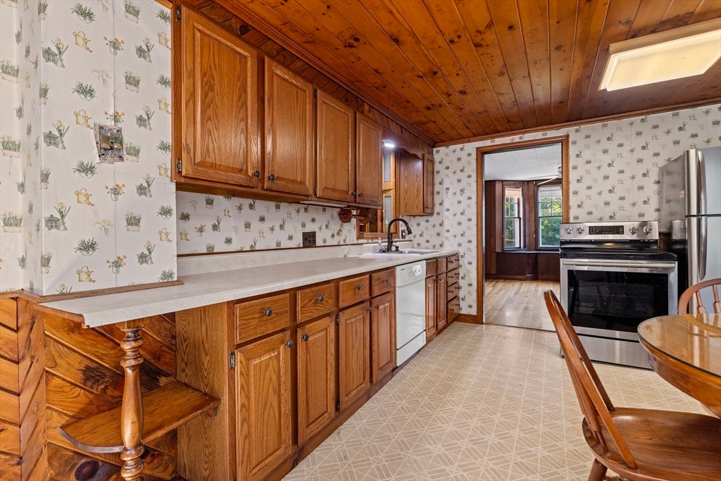 175 Berry St, Wrentham, MA Photo #9