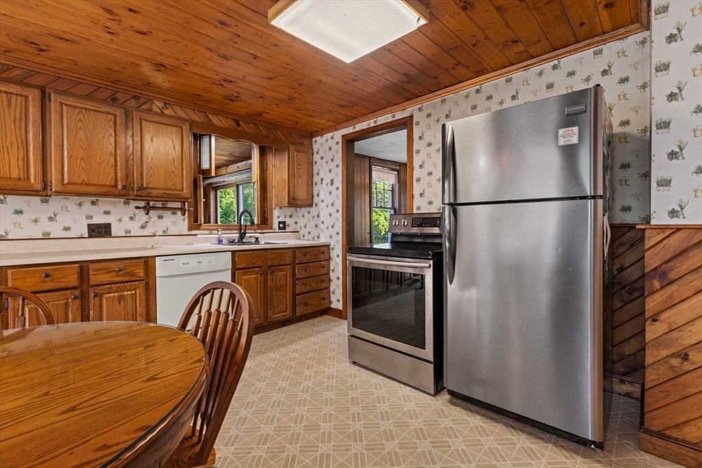 175 Berry St, Wrentham, MA Photo #7