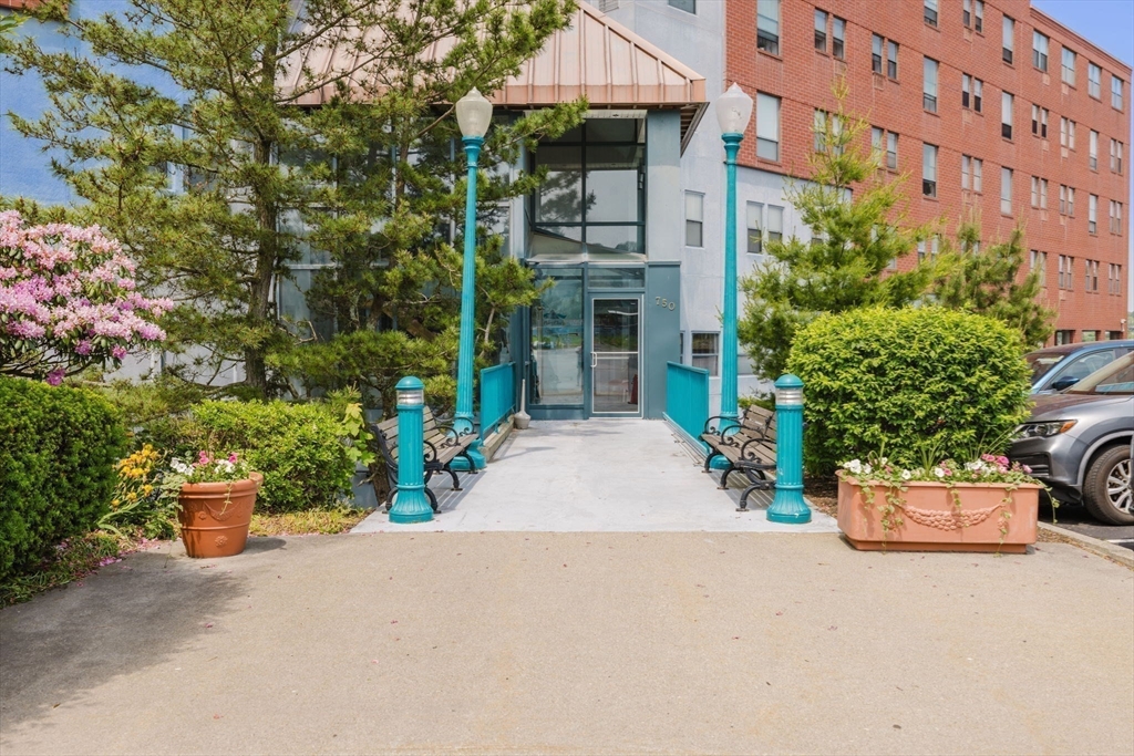 750 Davol St 324