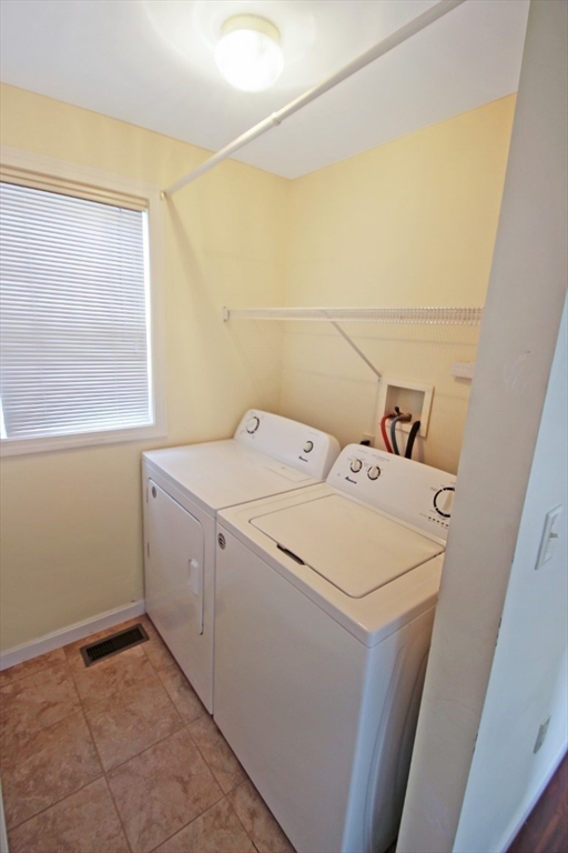 Methuen, Massachusetts 01844, United States, 3 Bedrooms Bedrooms, ,2 BathroomsBathrooms,Residential,Active,77890