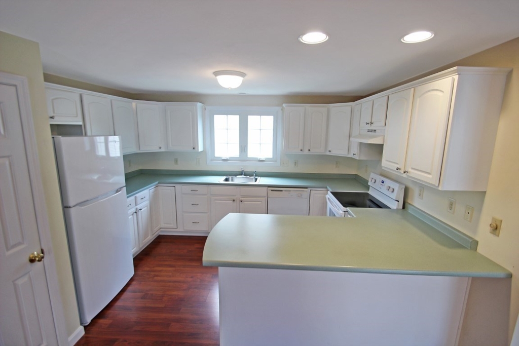 Methuen, Massachusetts 01844, United States, 3 Bedrooms Bedrooms, ,2 BathroomsBathrooms,Residential,Active,77890