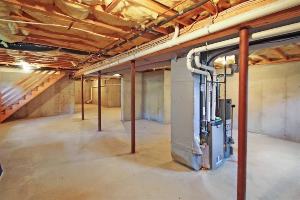 Methuen, Massachusetts 01844, United States, 3 Bedrooms Bedrooms, ,2 BathroomsBathrooms,Residential,Active,77890