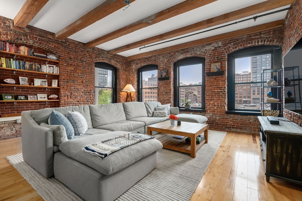 21 Wormwood St 302