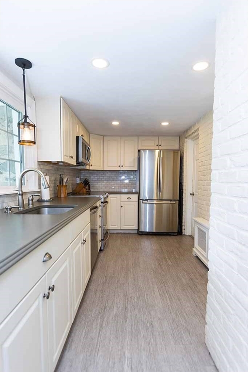18 Brook Hill Dr