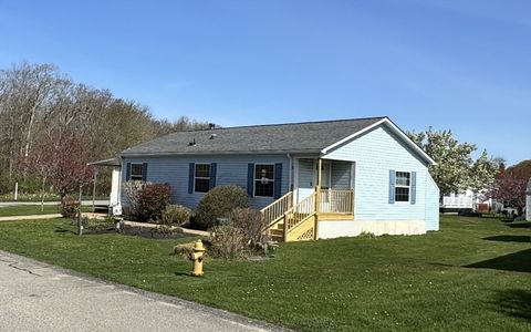 11 Cardinal Ct Tiverton RI 02878