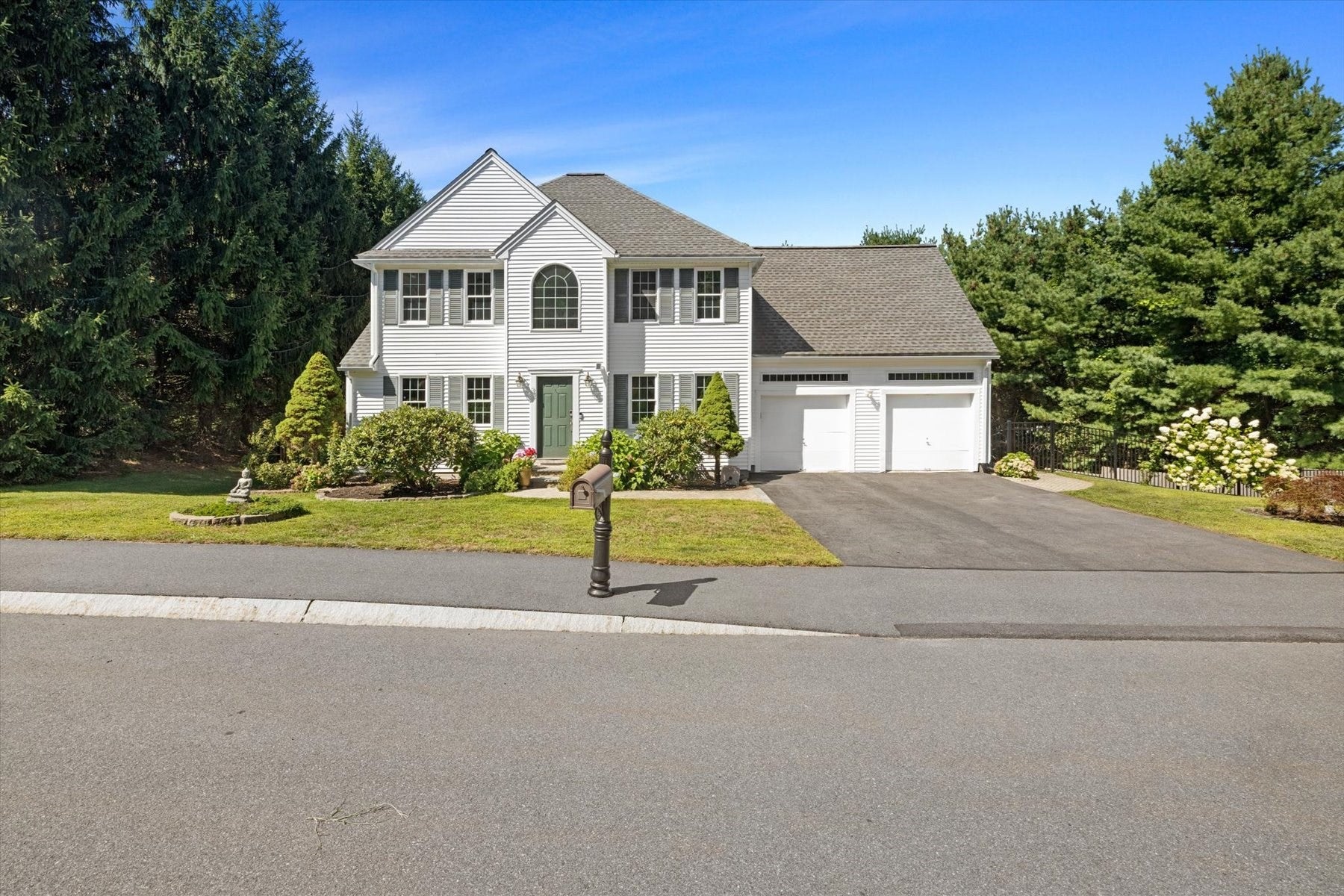 Photo of 38 Bellows Cir, Marlborough, MA