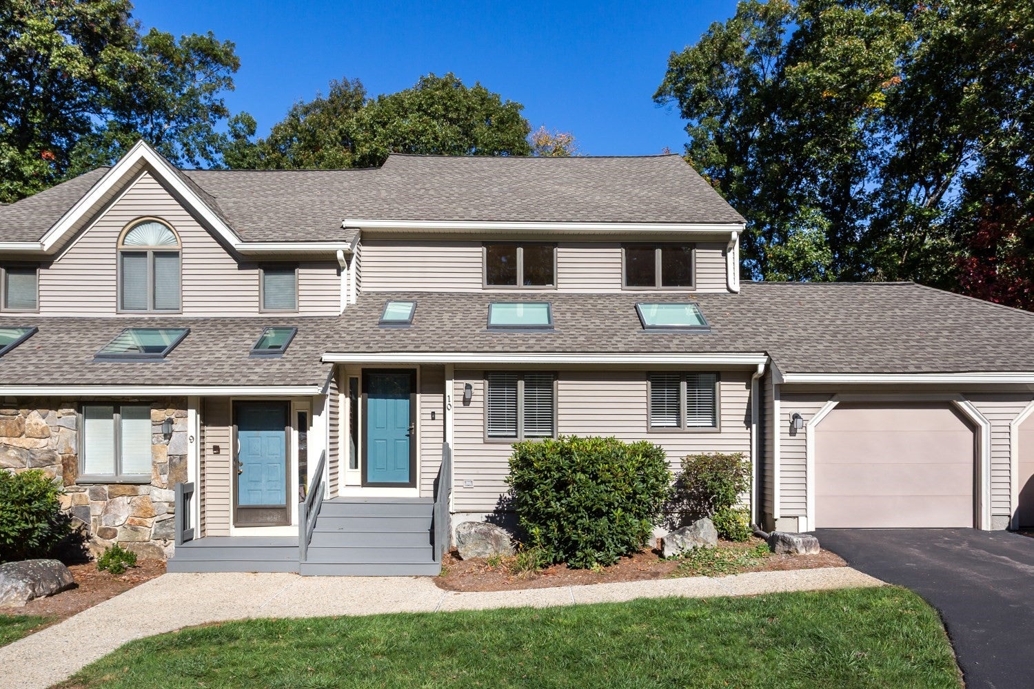 Photo of 10 Magnolia Dr, Franklin, MA