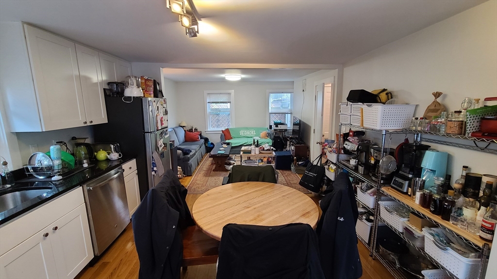 Click for 115 Pleasant St #B, Cambridge, MA slideshow