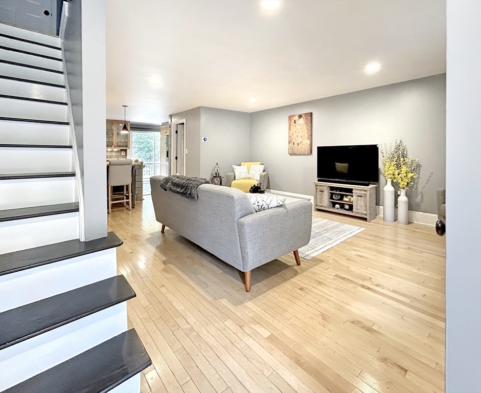 16 Colonial Drive 16