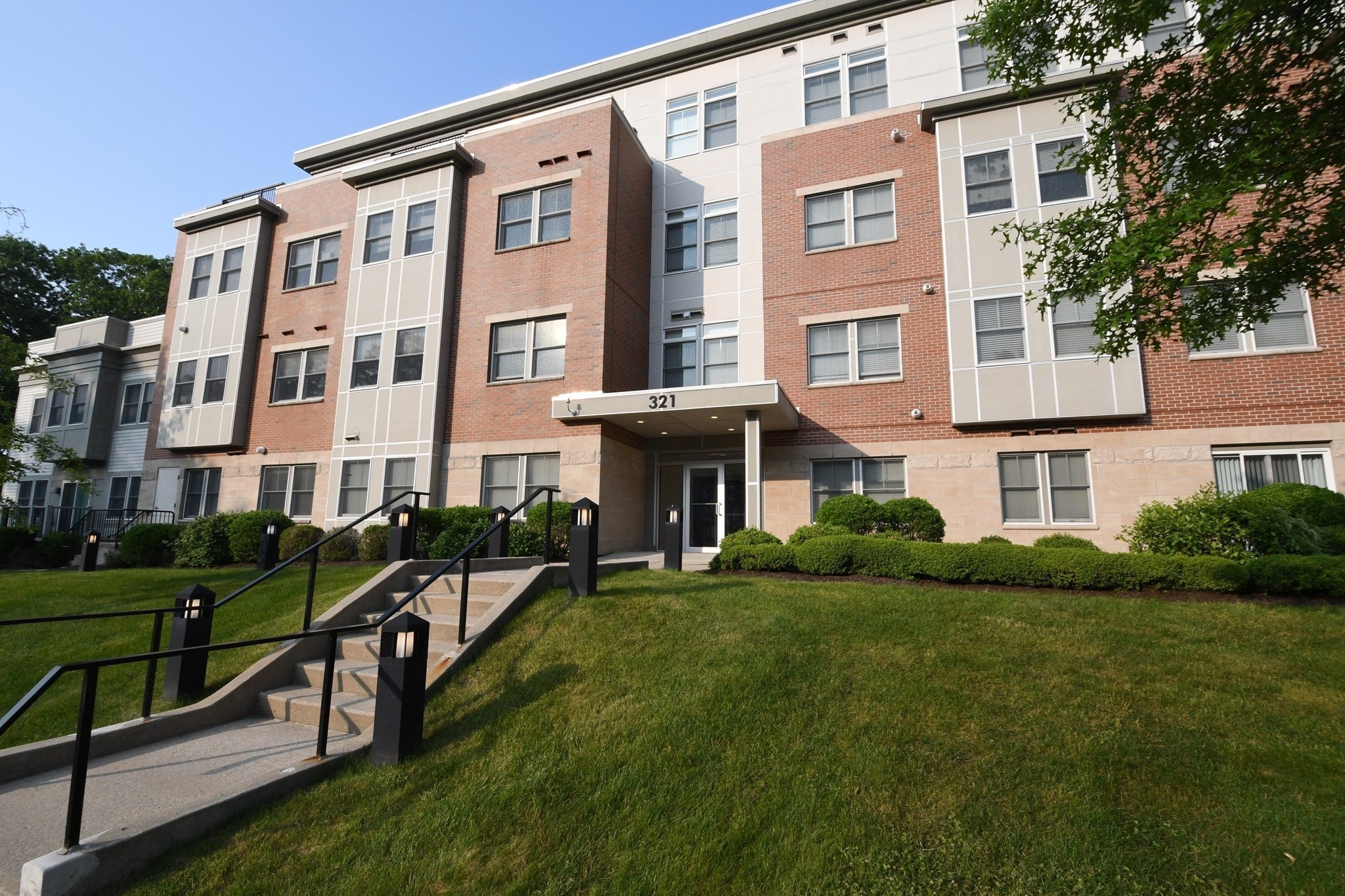 Click for 321 Hammond Pond Pkwy #302, Brookline, MA slideshow Click for 321 Hammond Pond Pkwy #302, Brookline, MA slideshow