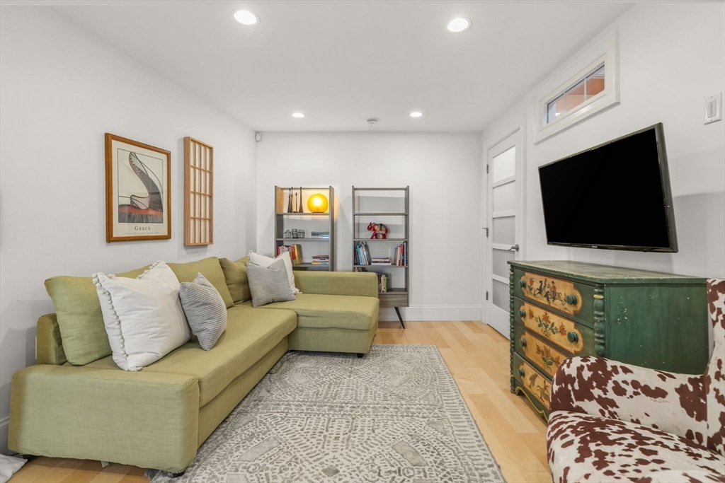 209 Chestnut Ave #2, Boston, MA Photo #28