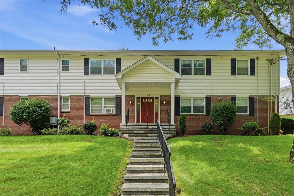 Photo of 90 Colonial Circle, Chicopee, MA
