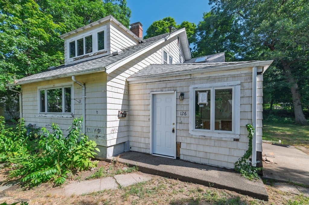 Photo of 126 Lakehurst Ave, Weymouth, MA