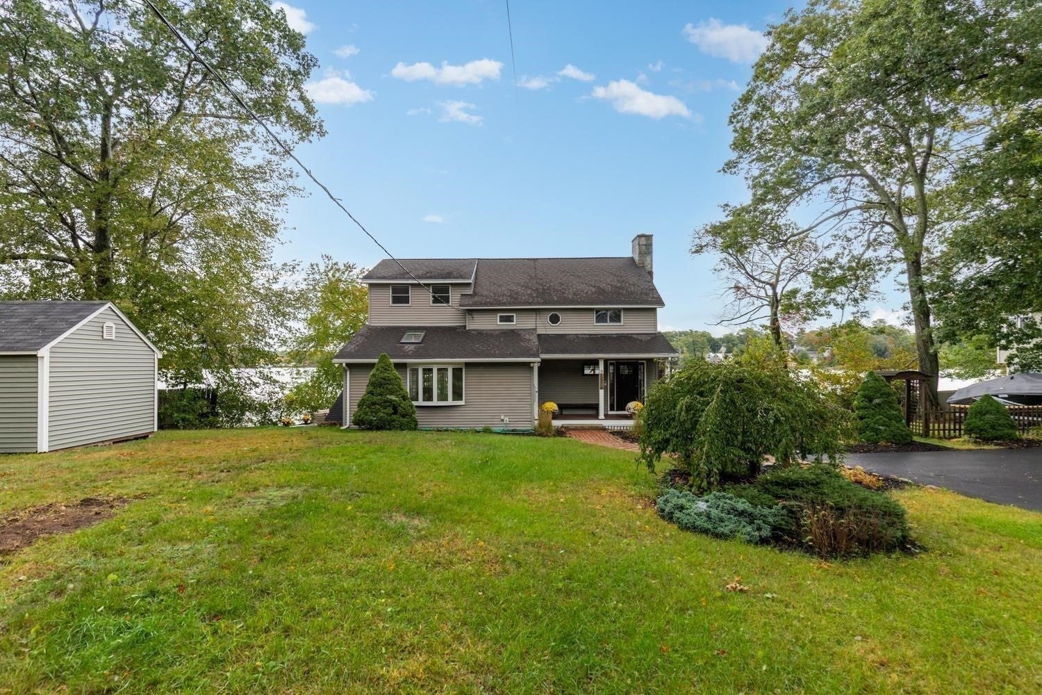 35 Lakeside Blvd