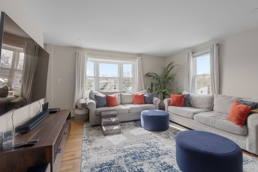 Dedham, Massachusetts 02026, United States, 4 Bedrooms Bedrooms, ,3 BathroomsBathrooms,Residential,Contingent,92566