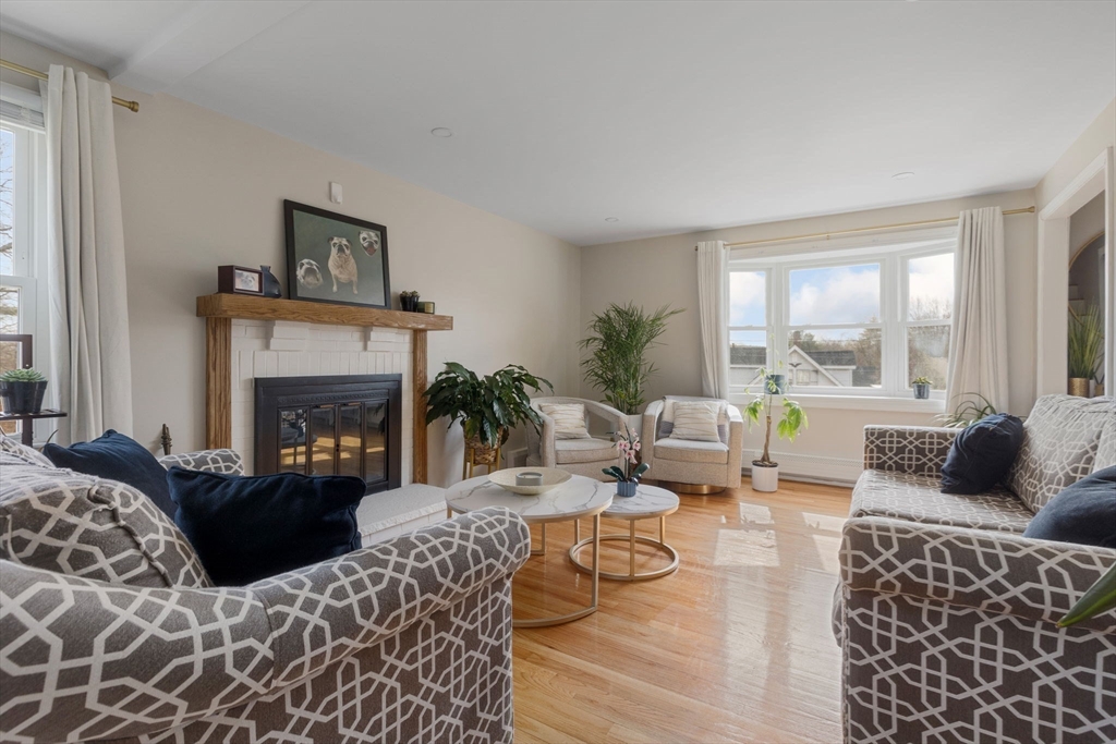 Dedham, Massachusetts 02026, United States, 4 Bedrooms Bedrooms, ,3 BathroomsBathrooms,Residential,Contingent,92566