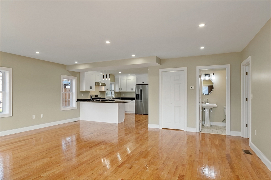 112 Sigourney Street 1