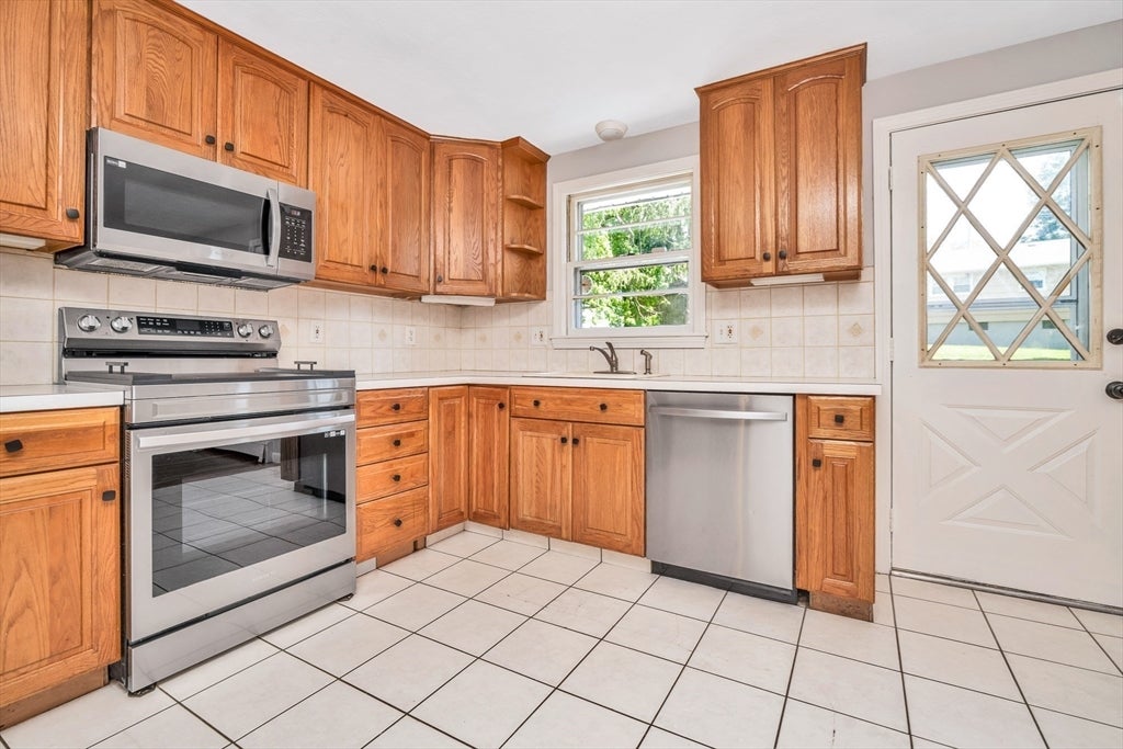 11 Coweeset Dr, Brockton, MA Photo #8