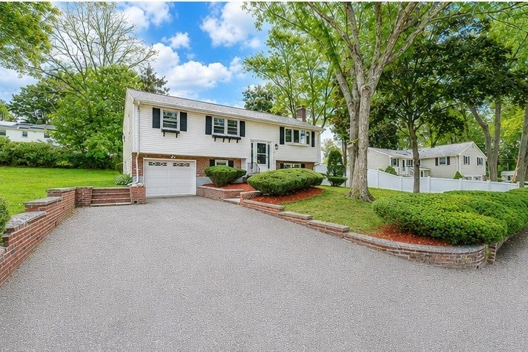 11 Coweeset Dr, Brockton, MA Photo #2