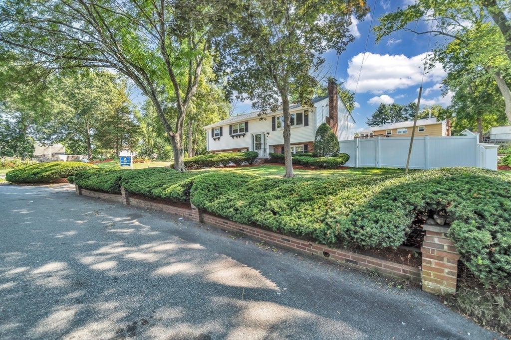11 Coweeset Dr, Brockton, MA Photo #4