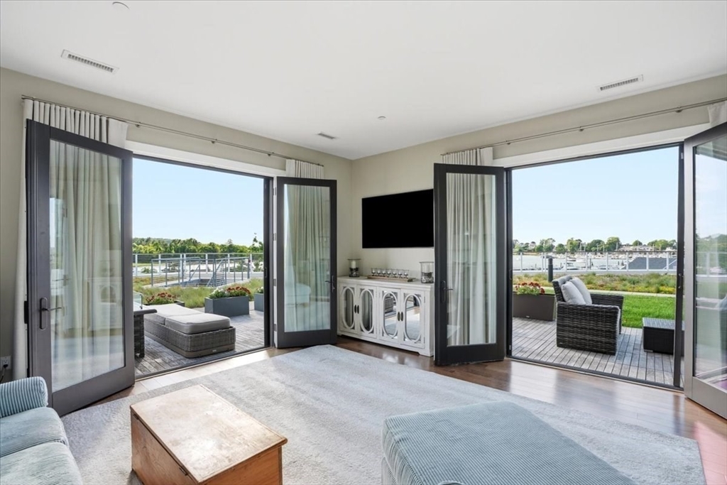 10 Shipyard Dr 212