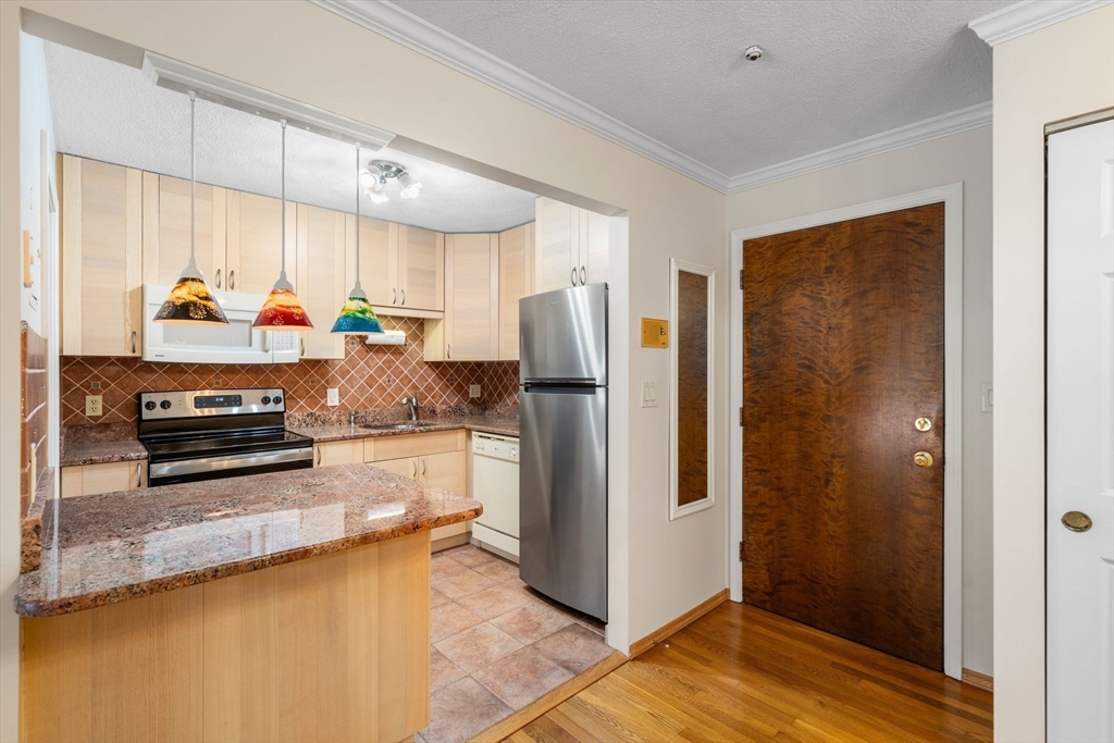 655 Saw Mill Brook Pkwy 11