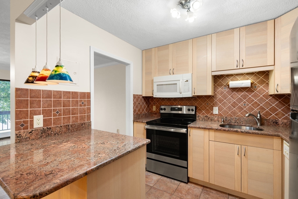 655 Saw Mill Brook Pkwy 11