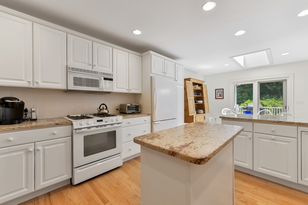 Barnstable, Massachusetts 02648, United States, 4 Bedrooms Bedrooms, ,3 BathroomsBathrooms,Residential,Pending,179780